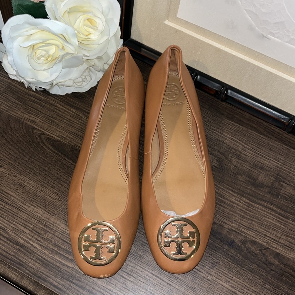 Tory Burch Chelsea Caramel Tan Leather Pump Block Heel Gold Logo Sz 7 EUC